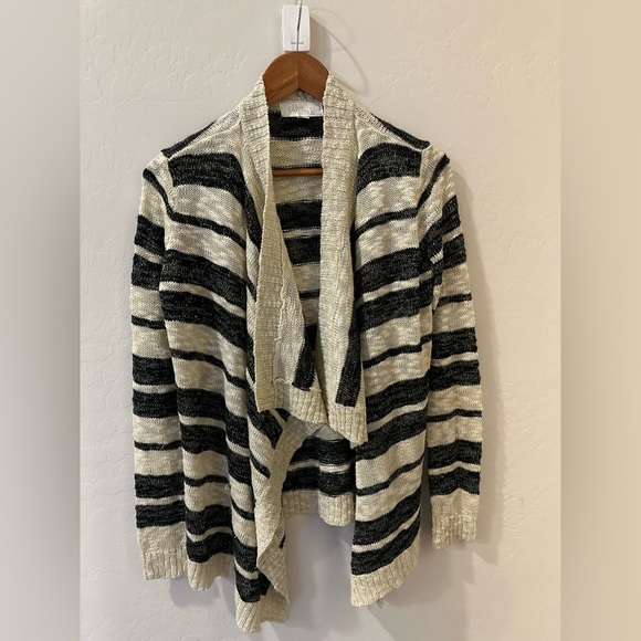Olive & Oak Cream, Black, and silver threaded Flowy Cardigan Sweater Size Small - Picture 1 of 5